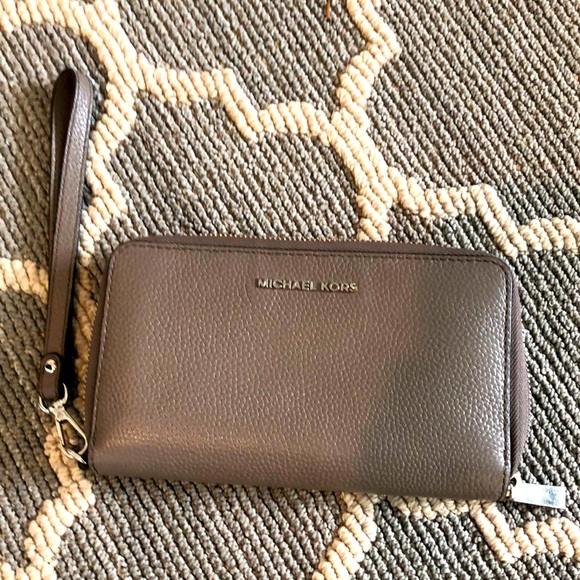 Michael Kors Wristlet - Picture 1 of 4